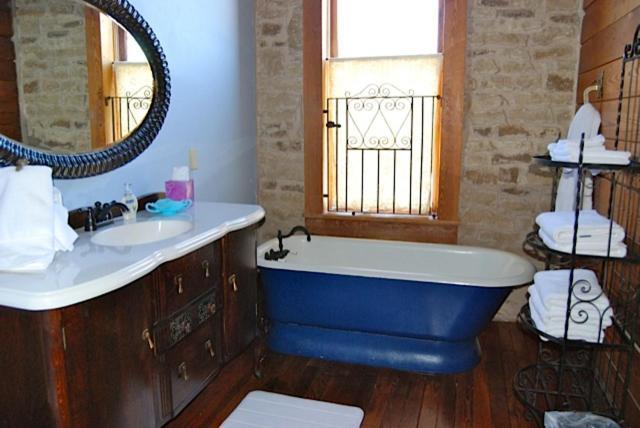 Upstairs Inn Hico Ngoại thất bức ảnh